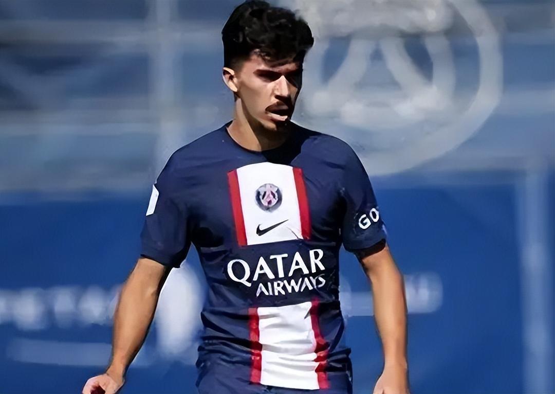 他展现出强 他展现出强